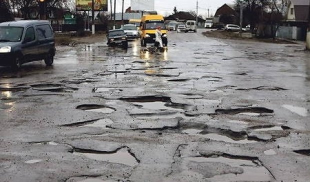 Украинцев попросили жаловаться на ремонт дороги в дождь