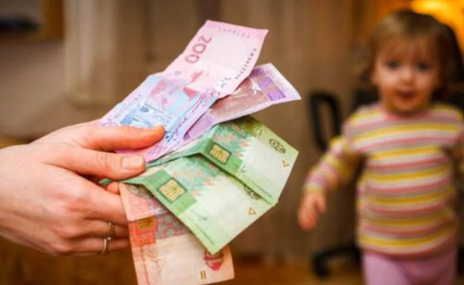 Человек с деньгами в руках и ребенок