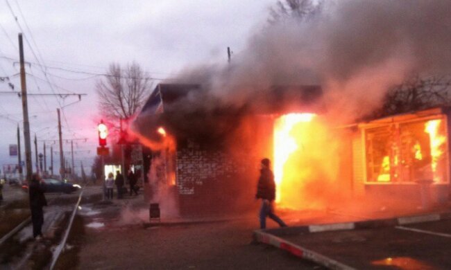 У Харкові палала трамвайна зупинка (фото)