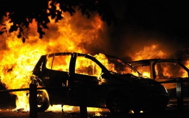 Страшный пожар превратил киевский паркинг в пепел: фото
