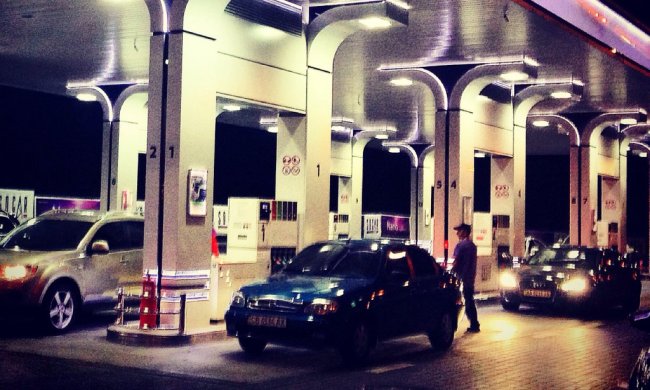 В Киеве пьяного водителя приклеили скотчем к "столбу позора": устроили эпичное шоу