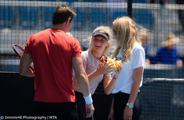 Даяна Ястремская с тренером, twitter.com/AdelaideTennis