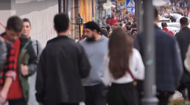 Люди на улицах, скриншот: Youtube