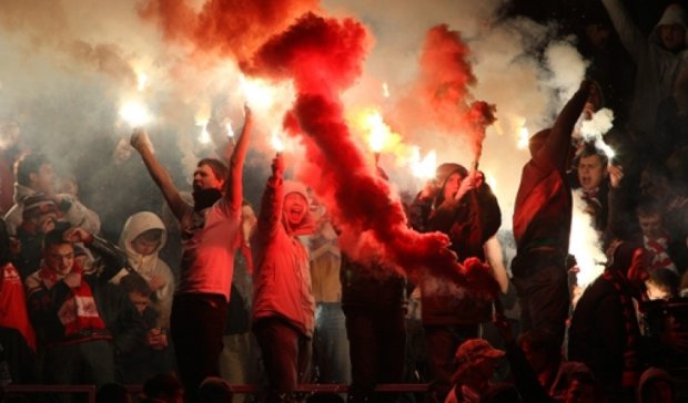 Фанати "Спартака" спалили турецькі стяги на трибунах (відео)