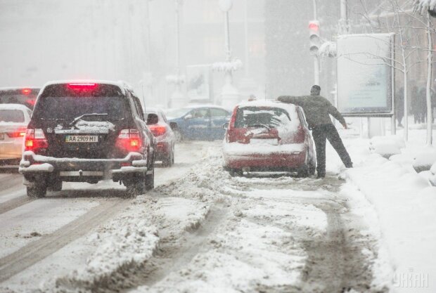 Ніхто не був готовий: перший сніг перетворив Київ на транспортне пекло