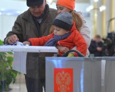 Активіст поїдає кандидата виборів у РФ: відео