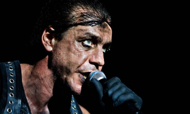 Тілль Ліндеманн вдягнув спідничку і сів у машину до незнайомця: а Лобода бачила це відео?