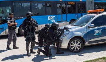 Бразильські наркоторговці  влашутвали перестрілку з копами 
