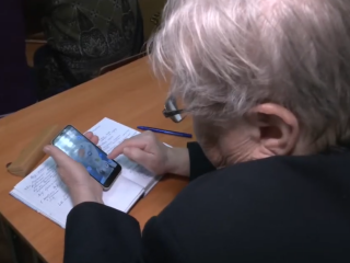 Пенсионерка со смартфоном. Фото: скрин youtube