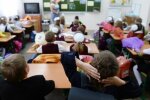 Мамочко, де ти: під Києвом дід завіз дитину і залишив посеред вулиці