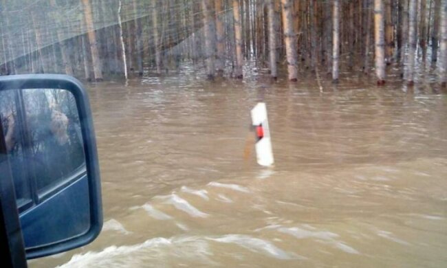 Країна йде під землю: повінь утворила глибоке провалля