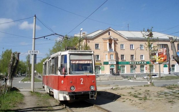 Киевляне в бешенстве: очередной “герой” парковки заблокировал линию трамвая