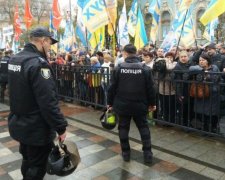 Під Верховною Радою лунають вибухи: перші версії