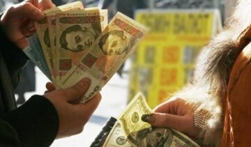 Нацбанк різко здешевив валюту