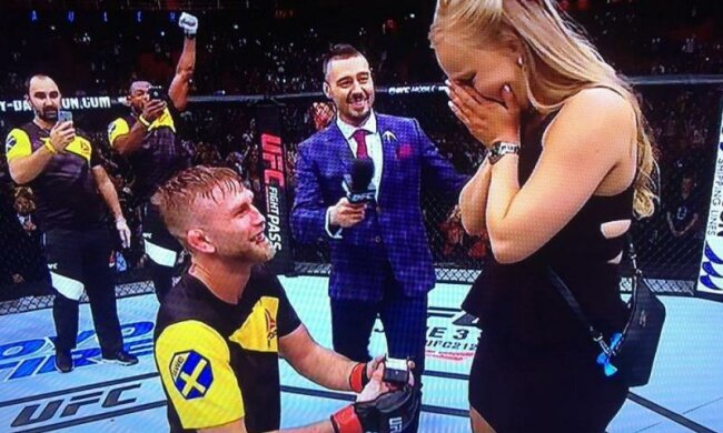 Боец ММА сделал предложение своей девушке в октагоне сразу после победы