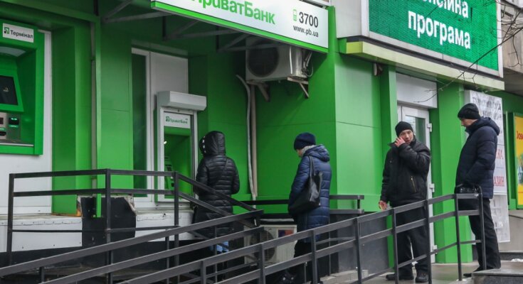 Пухнастий "працівник" ПриватБанку насмішив українців дивною позою: "Оператор зайнятий"