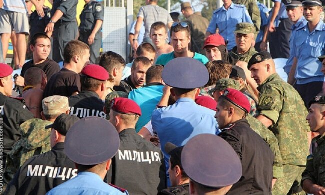 Фанати "Металіста" побились із миколаївськими правоохоронцями (фото, відео)