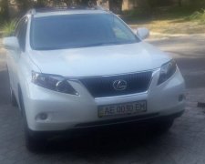 Соцмережі розлютило авто недолюстрованного копа (ФОТО)