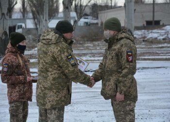 Храбрым украинским воинам вручили знаки отличия командования ООС, фото: штаб ООС