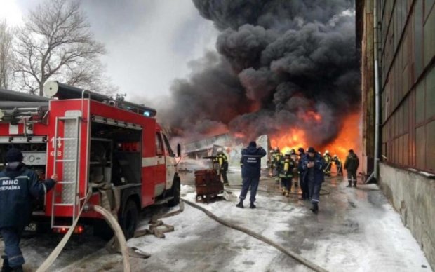 Київ у вогні: жахлива пожежа перетворила столичний район на суцільне пекло