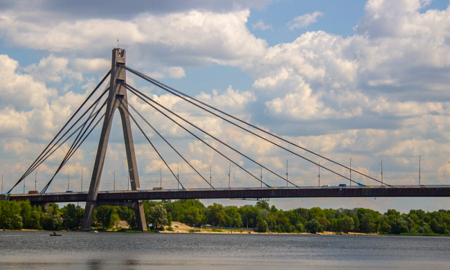 Северный мост Киева после дроновой атаки