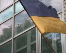 Прапор України на Центрі зайнятості. Фото: скриншот з відео