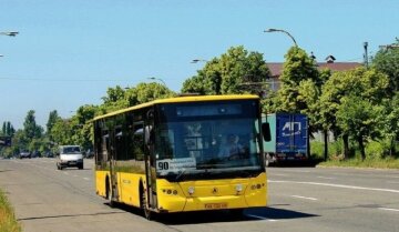 Автобус Київпастранс на маршруті у Святошинському районі