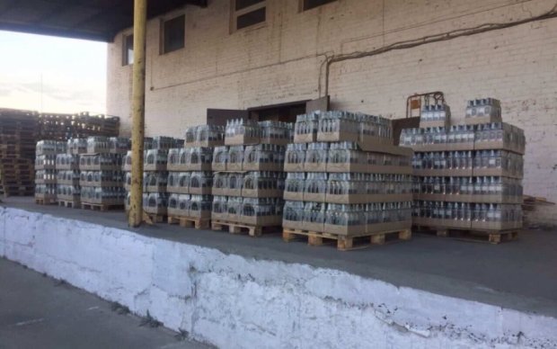 В Луцке изъяли тысячи литров "паленой" водки