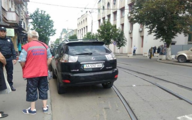 Элитный герой парковки заблокировал столичный трамвай