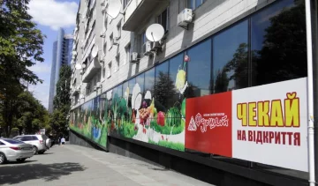 Шок: киянин показав, як товар тікає від нього в популярному маркеті