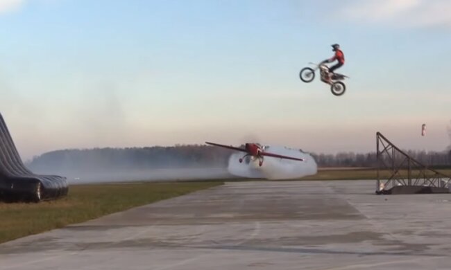 Трюк на самолете, скриншот видео
