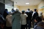 Столицю захлиснули "побочні дії" монетизації: в банках – штовханина, люди чекають годинами