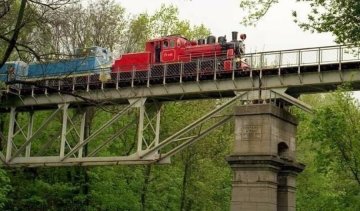 В столичному парку чоловік упав з моста дитячої залізниці  