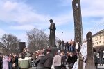 біля пам'ятника Кобзаря, Львів, скріншот з відео