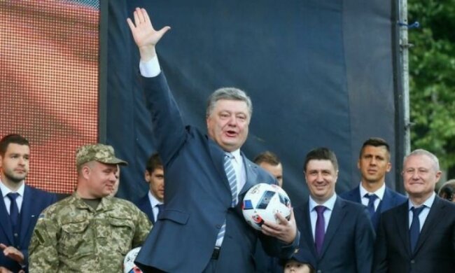 Сборная Украины будет играть с поляками под присмотром Порошенко