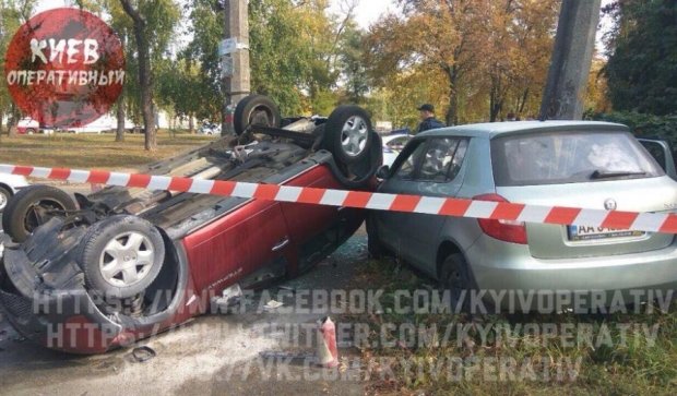 Renault перевернулся на крышу в Киеве: пострадали люди