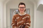 Молода дружина Євгена Петросяна прийшла в театр з "волохатими" ногами й показала їх всім: "Я щаслива"