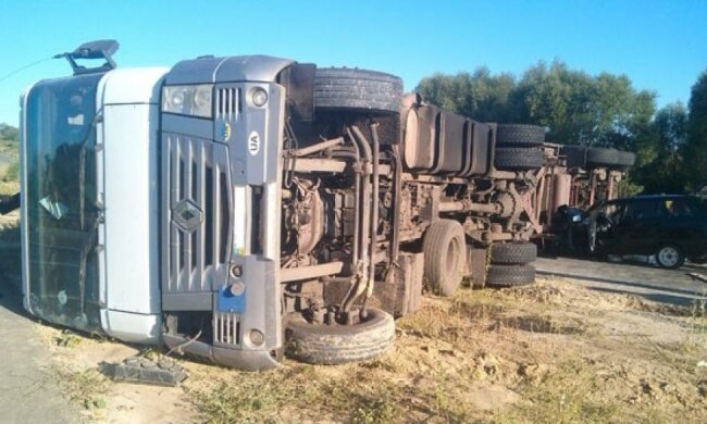 Вантажівка спровокувала масштабну аварію: постраждали люди (ФОТО)
