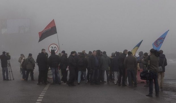 Харківські активісти блокують російські фури (фото)