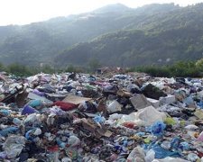 Живописное место на Закарпатье превратилось в свалку (фото)