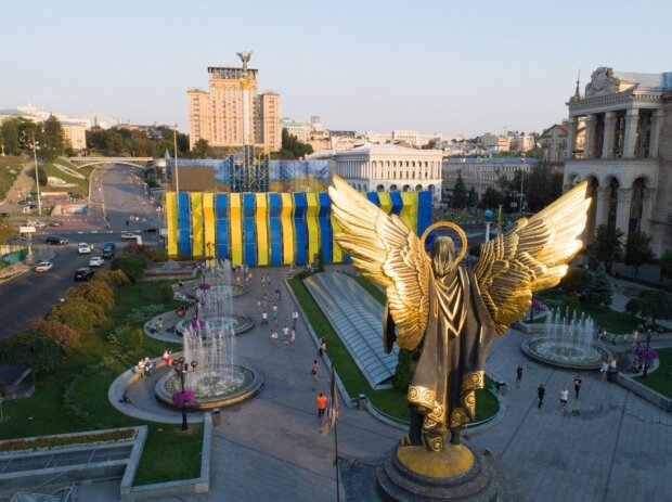 День Флага Украины в Киеве: "первый раз" Зеленского, Facebook Бандеры и парад на Софиевской площади