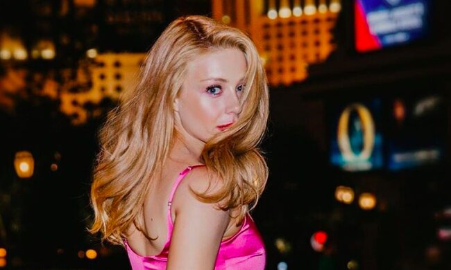 Лишь в халатике: игривая Тина Кароль засветила обнаженную грудь