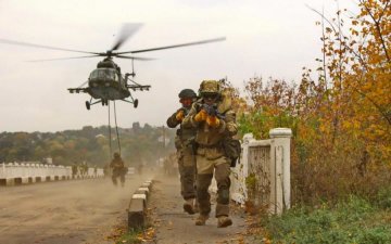 Українські десантники підкорили небо та соцмережі