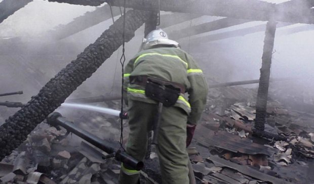 У Чернігові боролися з пожежею у колишній казармі (фото)