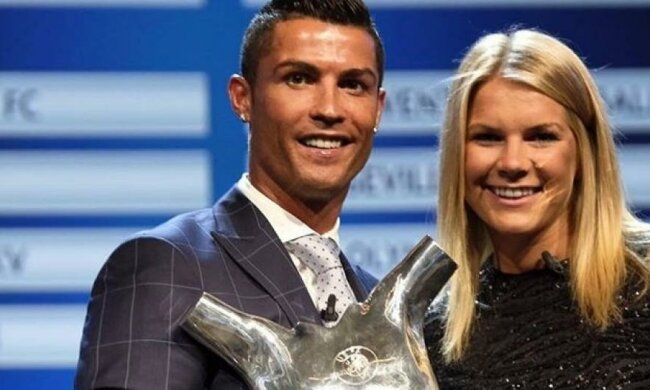 Роналду отдал свои награды в музей (ФОТО)