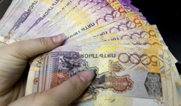 Внезапный обвал валюты всколыхнул Казахстан, закрыты обменники