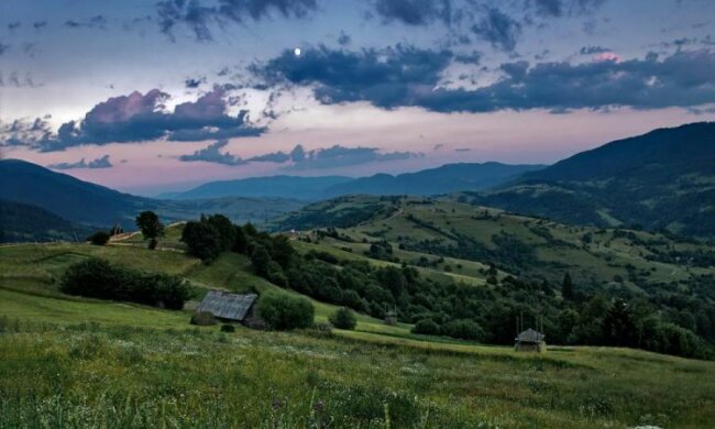 Містичні Карпати: унікальне явище в небі вразило українців