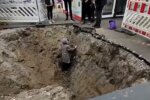 Бабуся провалилася в яму, яку вирили комунальники: справжній яр