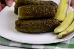 Простой рецепт, который никогда не подведет: как приготовить хрустящие малосольные огурчики