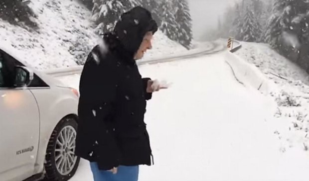 Столетняя женщина радуется зиме и лепит снежки (видео)